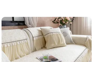 Vue detaillee de la housse de canape en soie glacee avec bordure en dentelle elegante.