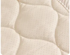 Nahaufnahme Detail von beiger verdickter warmer Sofakissen Stoff mit Anti Rutsch Punkten.