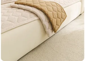Verdichteter Plüsch Sofabezug Detail, warme Stepp-Optik, rutschfester Stoff für Herbst und Winter zu Hause.