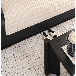 Detailansicht des weichen Wintersofa-Puffers, dicker warmer gesteppter Bezug Stoff Textur.