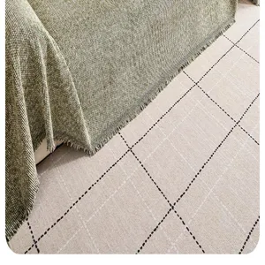 Dettaglio copridivano ciniglia, coperta verde testurizzata con frange, arredo