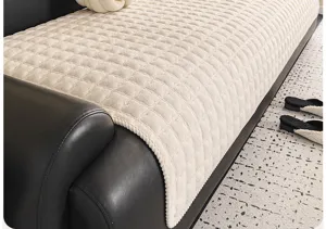 Plüsch Sofabezug Detail mit weicher Stepptextur, dicker warmer Winterbezug für Wohnzimmer.