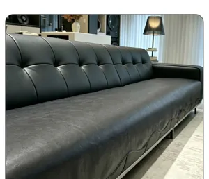 Nahaufnahme des wasserdichten Leder-Sofabezugs mit feiner Textur im modernen Design.
