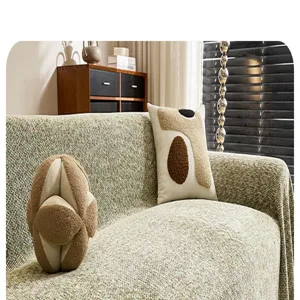 Vista di dettaglio della fodera per divano in ciniglia con tessuto e cuscini decorativi.