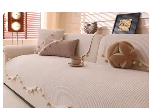 Beige Chenille Sofabezug mit Bommelborte, moderne unregelmäßige Sofahusse für Wohnzimmer.