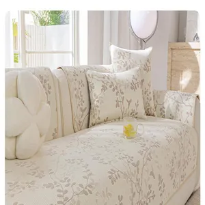 Beige gemusterter Sofabezug mit Blätter-Design, rutschfester Schutzbezug für moderne Wohnzimmermöbel.
