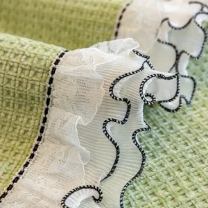 Fodera per cuscino divano in ciniglia con volant stile francese, trama waffle verde chiaro.
