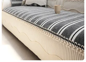 Französisches gestreiftes Sofakissen mit zarten Quasten und rutschfestem Design für das Wohnzimmer.
