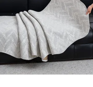 Detailansicht des minimalistischen Sommer-Eisseide-Sofabezugs mit feinem Strukturstoff.