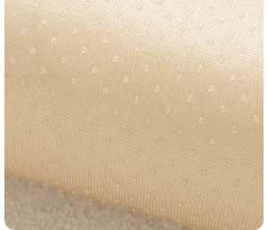 Détail de tissu de coussin de canapé en soie glacée rafraîchissante, beige anti-dérapant.
