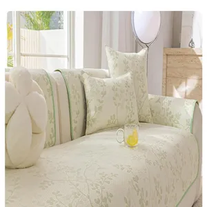 Moderner minimalistischer Sofabezug mit Blattmuster und passenden Kissen für das Wohnzimmer