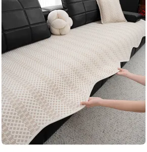 Détail de coussin de canapé en soie glacée montrant la texture fraîche d'été et l'anti-dérapant.