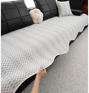 Détail de tapis de canapé en soie glacée avec motif géométrique gris, housse d'été rafraîchissante.