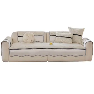 Housse de canape beige elegante avec motif de feuilles et belle bordure decorative