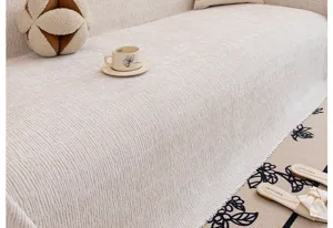 Dettaglio copridivano in ciniglia strutturata, fodera beige per divano primo piano.