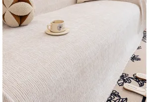 Vista dettagliata del copridivano in ciniglia beige con fini righe e morbida consistenza.