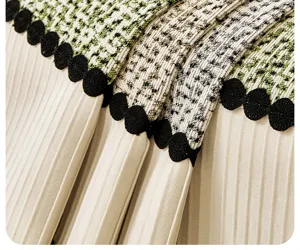 Detail van chenille bankkussen, groen houndstooth patroon met beige geplooide stof.