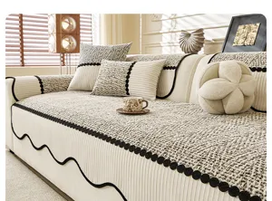 Detailopname van moderne chenille bankhoes met elegant zwart randontwerp eromheen.