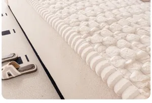 Primer plano detalle de la suave textura cojín sofá franela crema, decoración invierno.