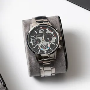 Orologio al quarzo da uomo in acciaio inossidabile con quadrante nero e cinturino.