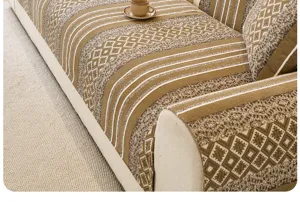 Dettaglio fodera divano in ciniglia, motivo geometrico testurizzato, design elegante.