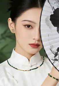 Elegant Chinese style jewelry set model display earrings necklace bracelet fashion accessory