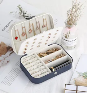 Detailansicht der tragbaren Reise-Schmuckbox mit mehreren Ringfächern und Kettenhaken.