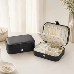 Tragbare Reise-Schmuckbox aus PU-Leder mit weichem Samtfutter für Ringe und Halsketten.