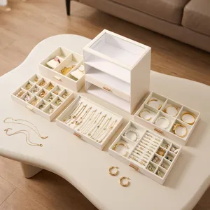 Portagioie in pelle multistrato con finestra trasparente, elegante organizer per anelli e collane.
