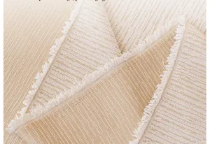 Dettaglio del tessuto per copridivano in chenille con elegante design a frange, morbido e chic.