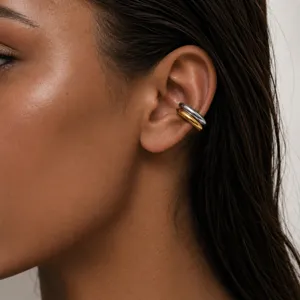Nahaufnahme der zweifarbigen Edelstahlohrmanschette, Clip-Design für Damen ohne Ohrlöcher.