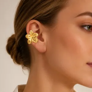 Goldene Blumen Ohrkappe für Damen, minimalistischer Ohrclip ohne Ohrloch Detailansicht.