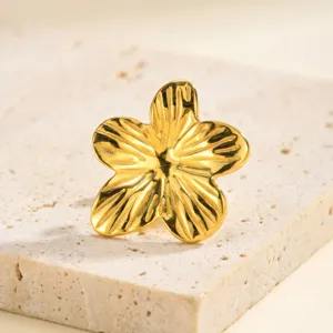Goldene Blumen Ohrklemme Detailansicht, Ohrclip ohne Ohrloch aus Edelstahl Modeschmuck.