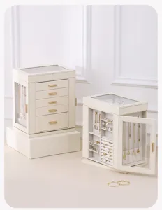 Détails en gros plan de la boîte de rangement pour bijoux à plusieurs couches avec portes.