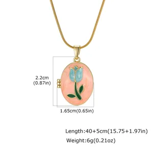 Nahaufnahme der vergoldeten Tulpen Medaillon Halskette mit Emailliertem Blumenmuster.