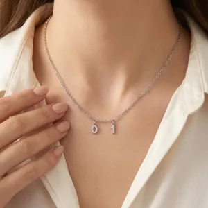 Collar de números plateado personalizado con colgantes de circonita brillantes mujer.