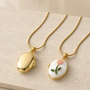 Vergoldete ovale Medaillon Halskette mit poliertem Gold und Emaille Tulpen Design.