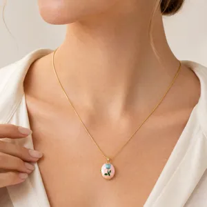 Elegante Vintage Tulpen Medaillon Halskette mit farbigem Emaille Detail für Alltag Mode.