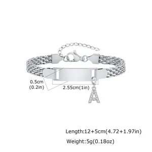 Vue détaillée de bracelet ID en acier inoxydable pour enfants avec plaque nominative et pendentif lettre.