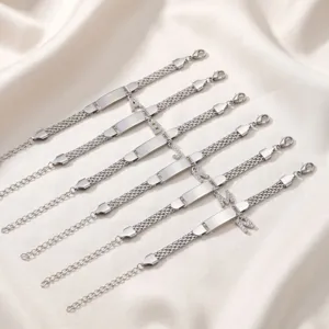 Détail de bracelets gourmettes DIY en acier inoxydable avec de superbes pendentifs lettres.