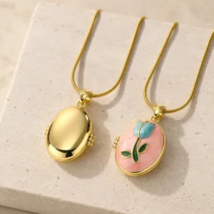 Vergoldete ovale Medaillon Halskette mit rosa Emaille Tulpen Blumen Design Schmuck.