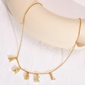 Collar con colgante de letras chapado en oro personalizado con circonitas brillantes.