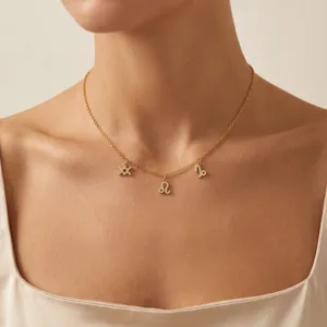 Collar de signo zodiacal dorado personalizado con dijes de circonita, joyería elegante.