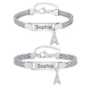 Bracelet personnalisé en acier inoxydable avec charm lettre pour les enfants et le style.