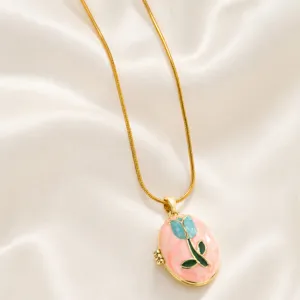 Vergoldete Halskette mit rosa lackiertem Tulpen Medaillon Anhänger für Damen Vintage.