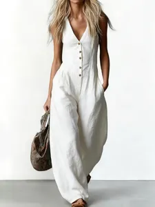Tuta elegante bianca smanicata con scollo a V e bottoni, dettaglio moda casual e chic.