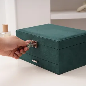 Portagioie in velluto verde con serratura e cassetto per collane anelli orecchini bracciali.