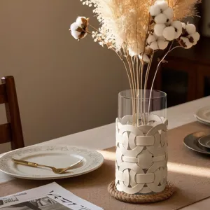 Nordische Luxus Glasvase mit handgewebter weißer Lederumwicklung und schönen Trockenblumen.