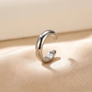Nahaufnahme Detail der minimalistischen silbernen Edelstahl C-Ohrklemme für Damen.