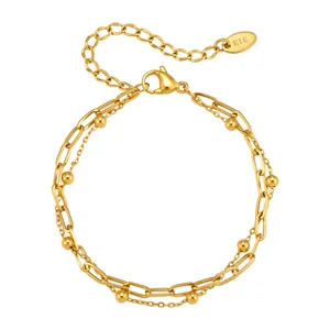 Bracelet multicouche doré avec chaîne à maillons et perles métalliques en acier inoxydable.